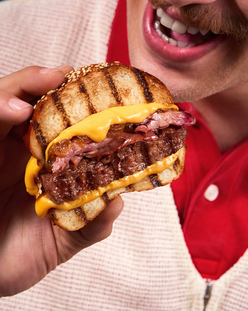 Burger yiyen erkek